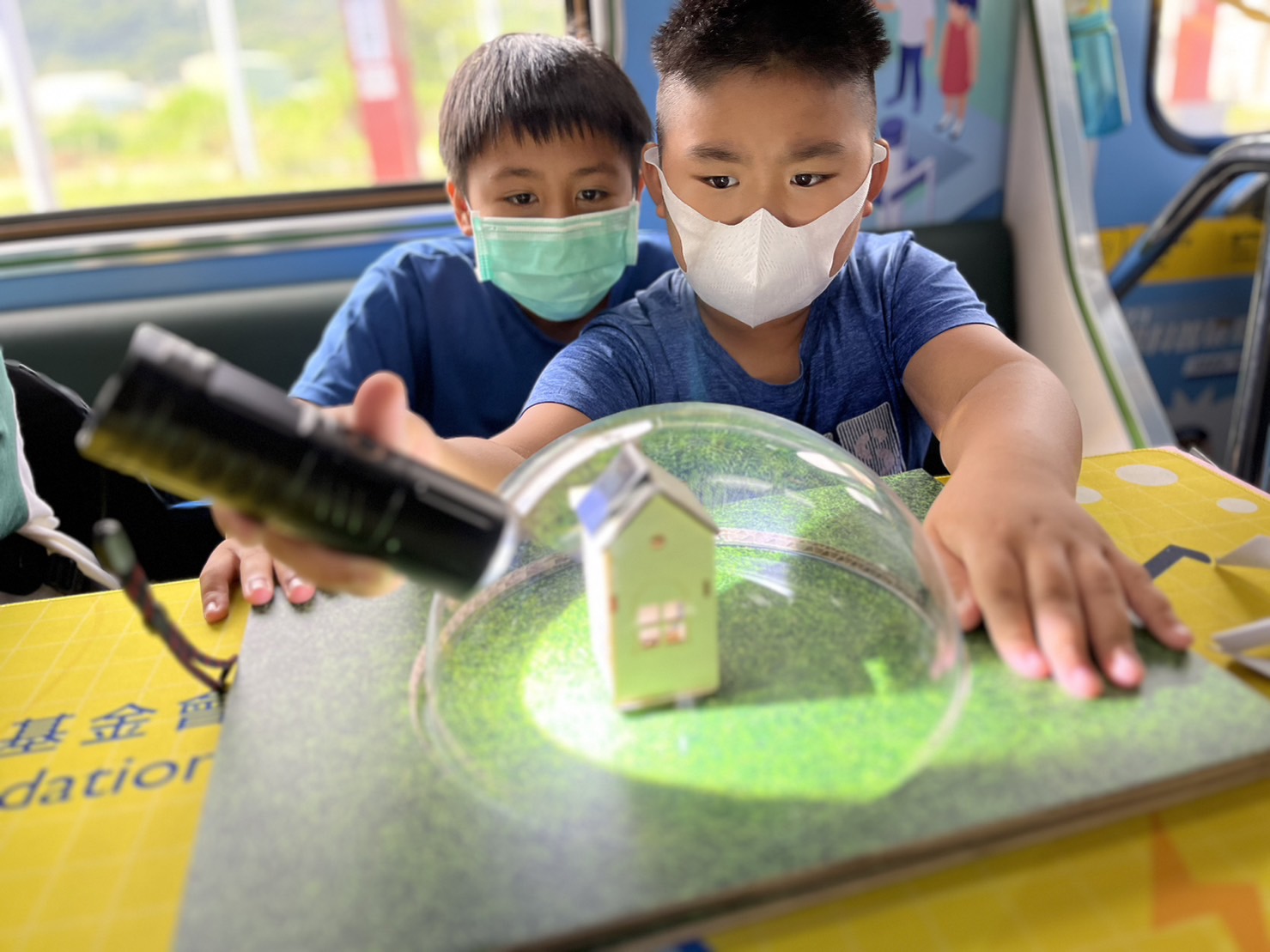 918博天堂參與基礎科學主題車廂，以STEAM教學精神，設計「逐日科學家」、「太陽能工程師」以及「淨零建築師」三大能源科普課程和實驗